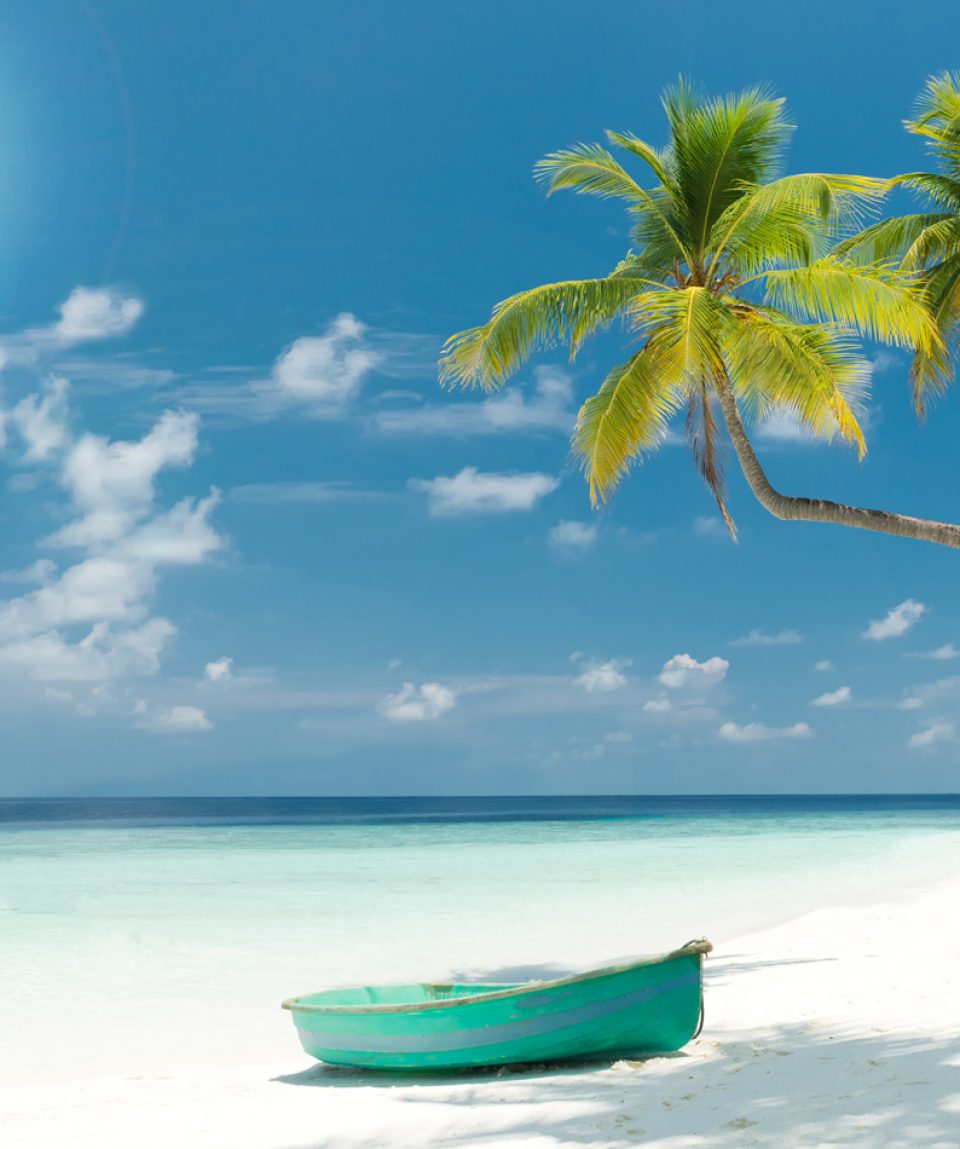 Strand Panorama mit Boot auf den Malediven