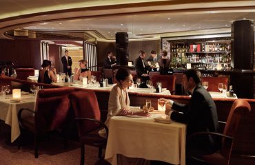 silversea-luxury-cruises-silver-muse-atlantide-restaurant-couple